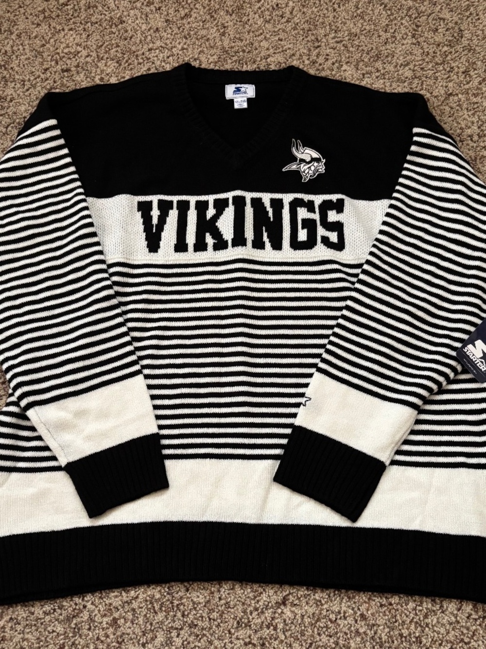 Minnesota Vikings Starter Women's Striped V-Neck Sweater - Black and white